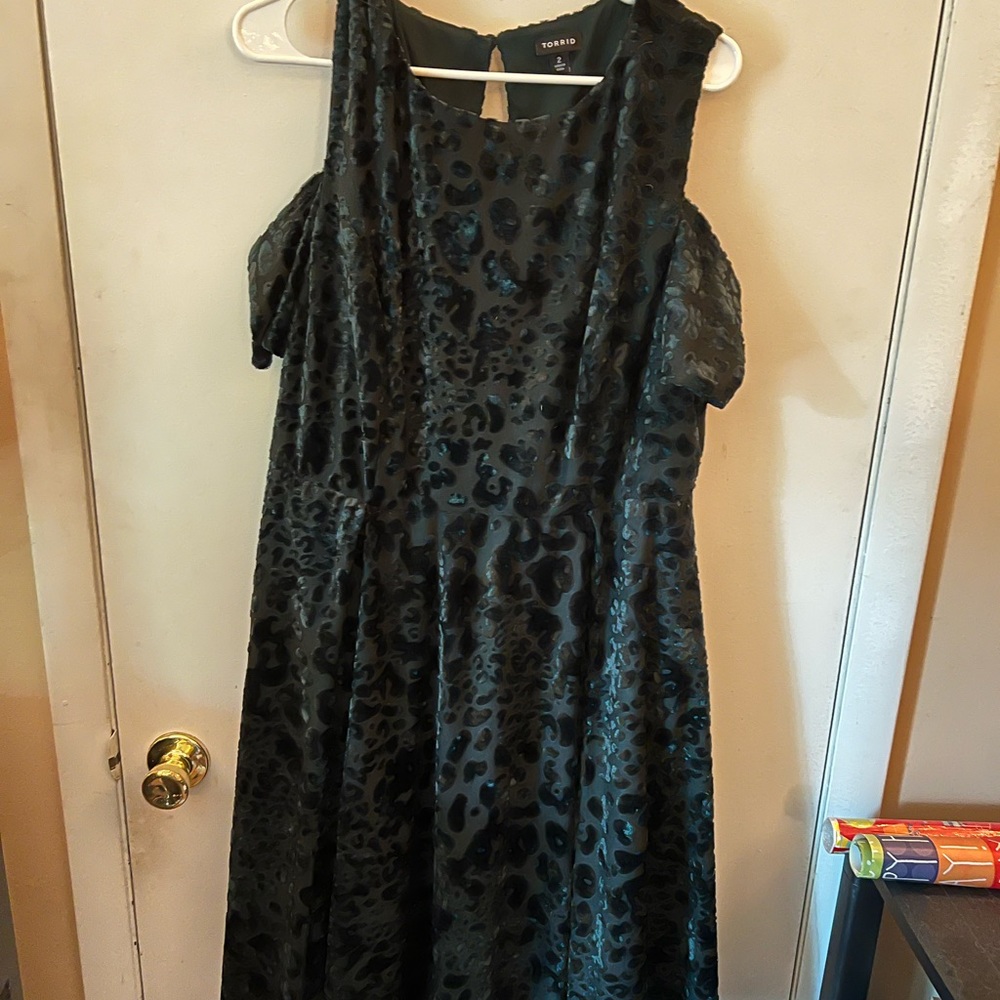 Torrid dark green velvet leopard print cold shoulder dress